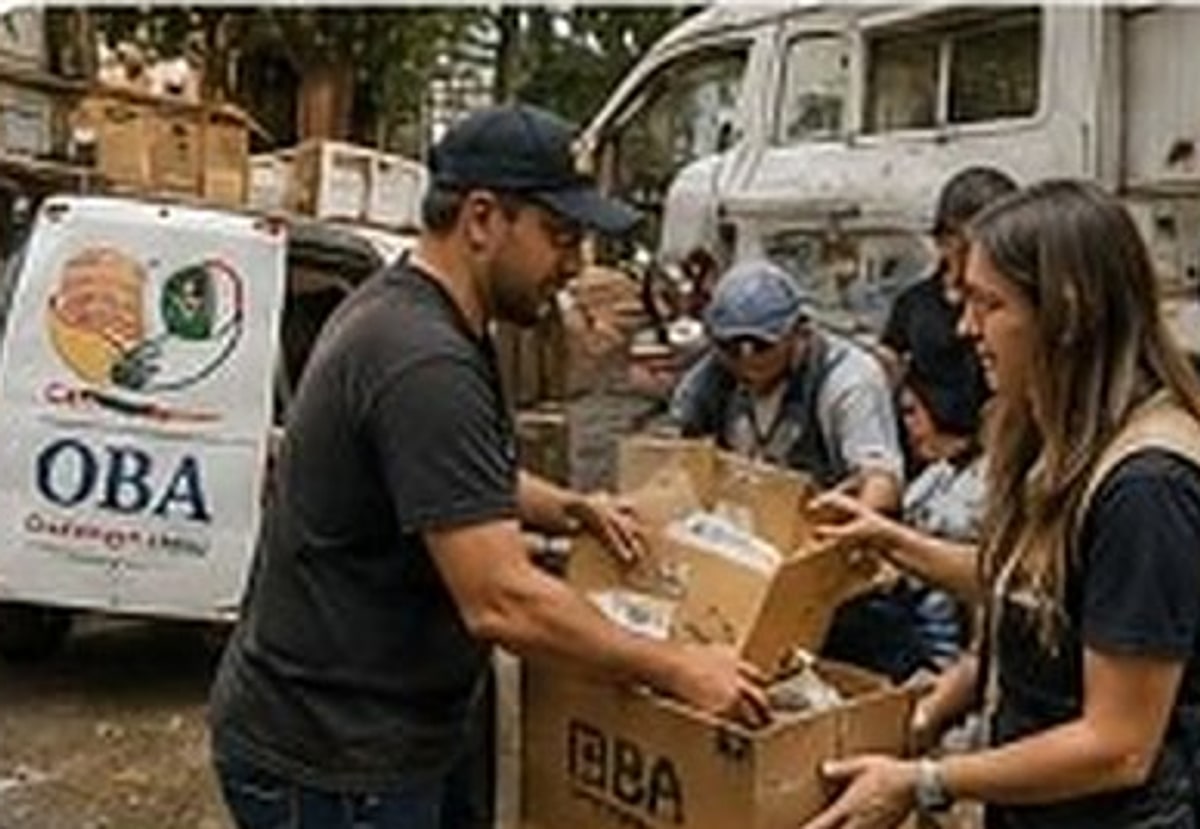 Voluntaris repartint ajuda humanitària